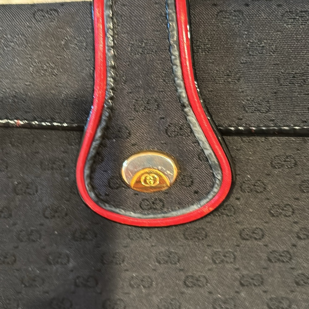 Gucci vintage crossbody bag black with red trim. Beautiful inside has wear shown - Picture 2 of 11